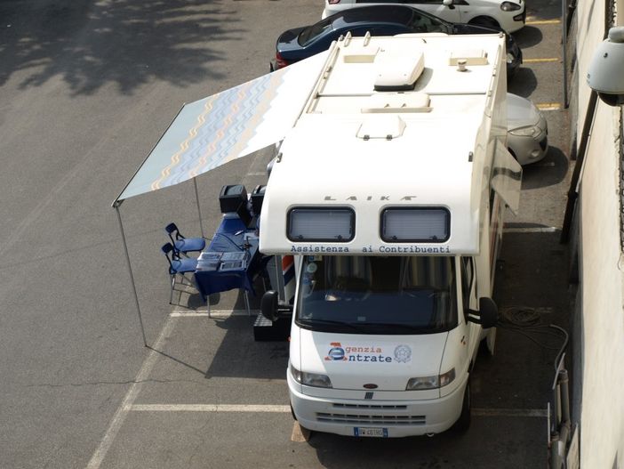 Il fisco mette le ruote: a Settimo arriva il camper per dare consulenza ai contribuenti Il fisco mette le ruote: a Settimo arriva il camper per dare consulenza ai contribuenti