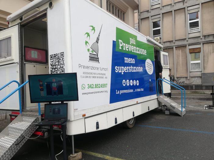 Un camper gira Torino per una lotta ai tumori senza quartiere: si comincia in via San Secondo [VIDEO]