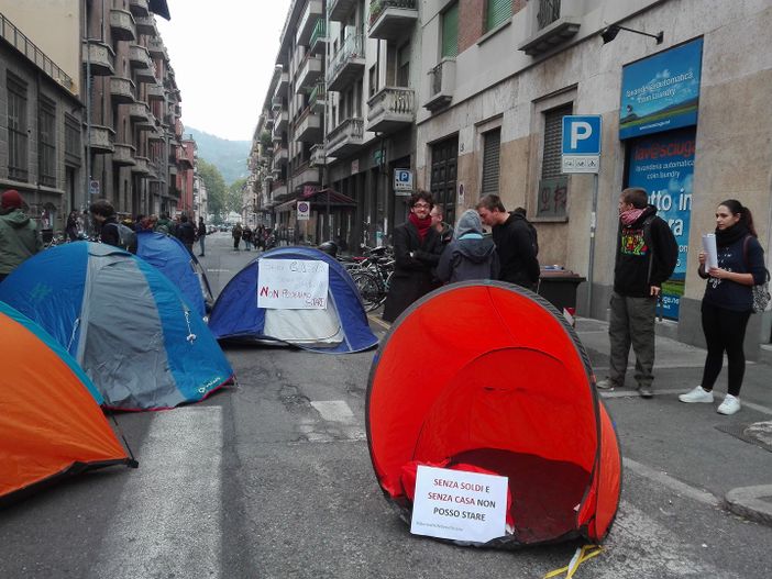 “Senza casa non possiamo stare”, e gli studenti si accampano di fronte all’Edisu “Senza casa non possiamo stare”, e gli studenti si accampano di fronte all’Edisu
