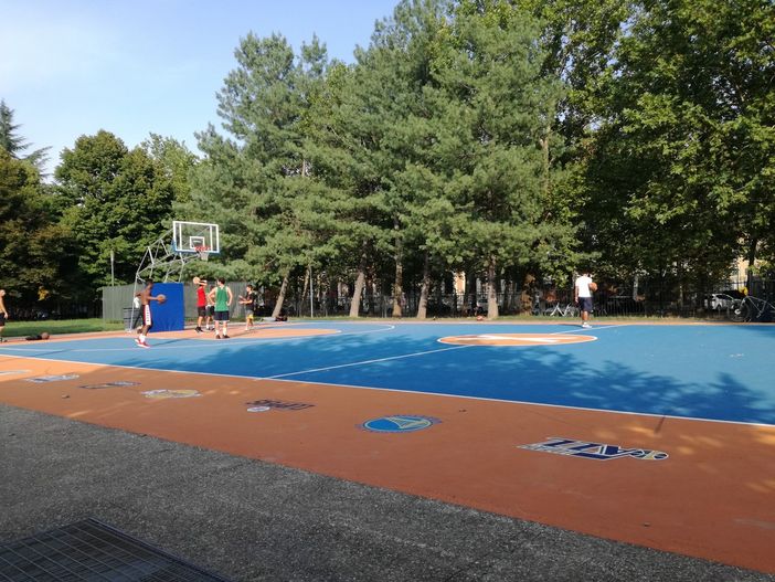 Il piccolo "miracolo" di piazza d'Armi: dopo due mesi il campo da basket è ancora perfetto Il piccolo "miracolo" di piazza d'Armi: dopo due mesi il campo da basket è ancora perfetto
