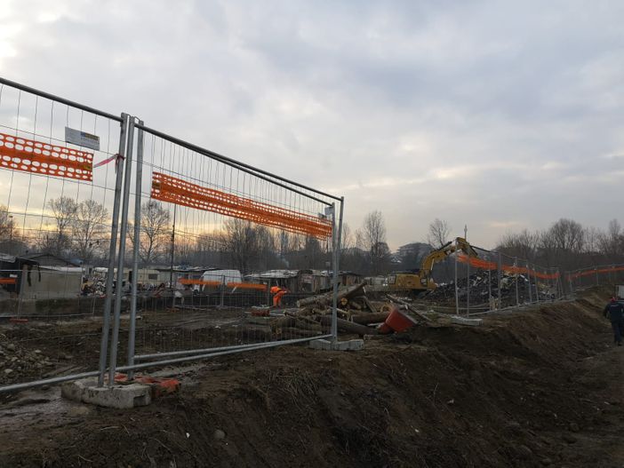 Campo nomadi di Strada Aeroporto, Fdi contro Appendino: "Altro che sgombero, sta costruendo nuove fognature"