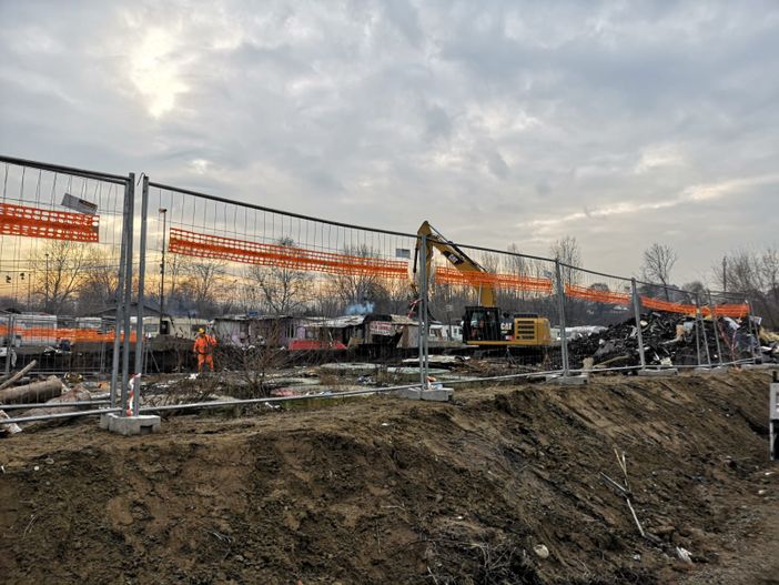 Campo rom di strada Aeroporto Torino: demolito edificio abusivo