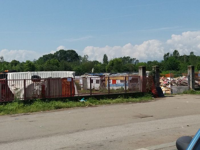 Prima le fiamme, poi le ruspe: i nomadi di corso Tazzoli di fronte al nulla (VIDEO) Prima le fiamme, poi le ruspe: i nomadi di corso Tazzoli di fronte al nulla (VIDEO)