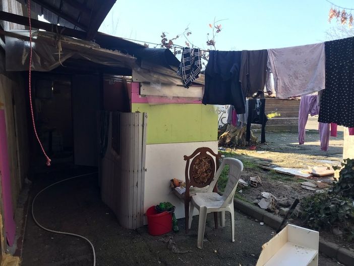 Acqua e luce gratis al campo nomadi, i rom non pagano le bollette: buco da centinaia di migliaia di euro in Strada Aeroporto Acqua e luce gratis al campo nomadi, i rom non pagano le bollette: buco da centinaia di migliaia di euro in Strada Aeroporto