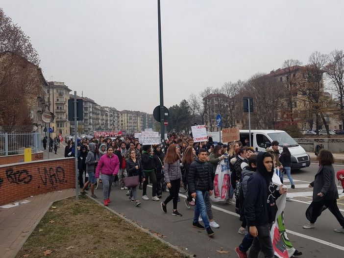 Corteo degli studenti in centro: a fuoco un carrello con la faccia del ministro Fedeli (VIDEO)