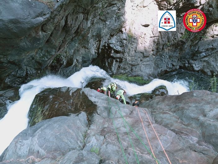 Si lussa una spalla durante il canyoning all'Orrido di Caprie: recuperata con elicottero una donna francese Si lussa una spalla durante il canyoning all'Orrido di Caprie: recuperata con elicottero una donna francese