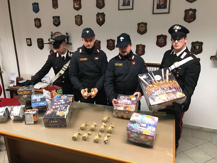 I Carabinieri sequestrano tubi monocolpo e bombe carta (VIDEO)
