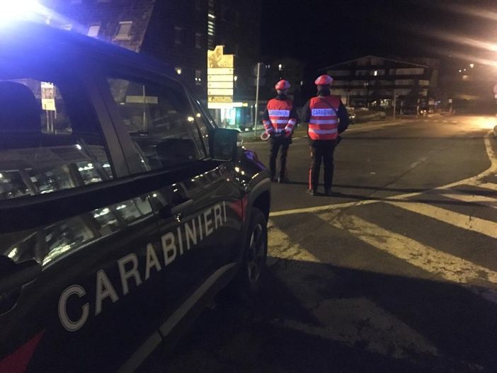 Controlli dei carabinieri in alta Val di Susa, 10 denunciati per guida in stato di ebbrezza: tutti giovanissimi e ora senza patente [FOTO]