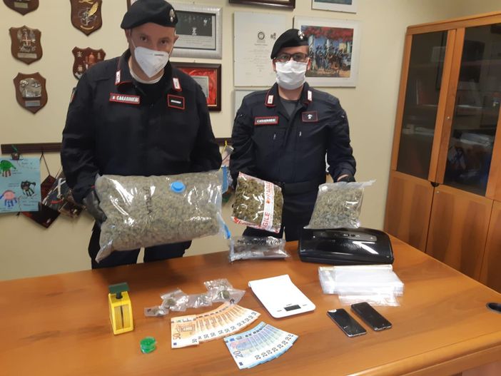 A Torino aveva allestito nel suo alloggio un market della droga h24: arrestato A Torino aveva allestito nel suo alloggio un market della droga h24: arrestato