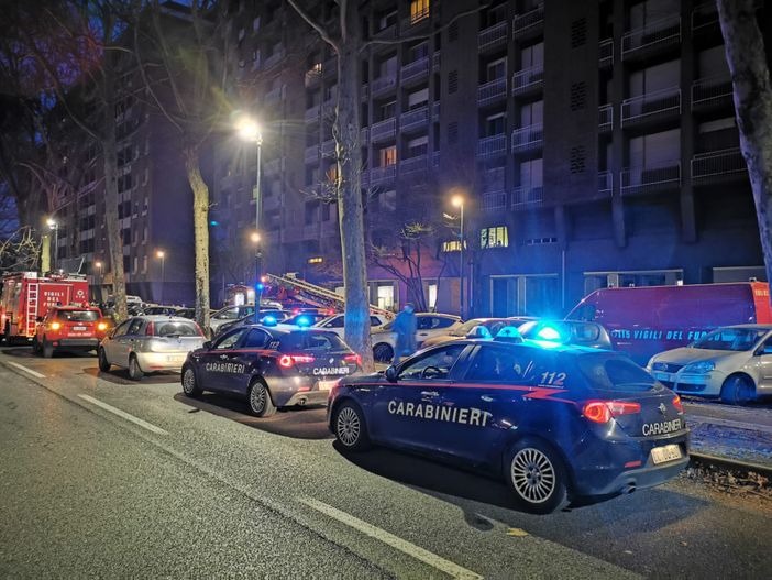 41enne inglese si barrica in casa con la madre e il fratello. I carabinieri cercano di convincerlo ad arrendersi