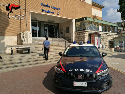 Rapinano il portafogli a un giovane turista: tre giovani di Leinì individuati dai carabinieri di Finale Ligure