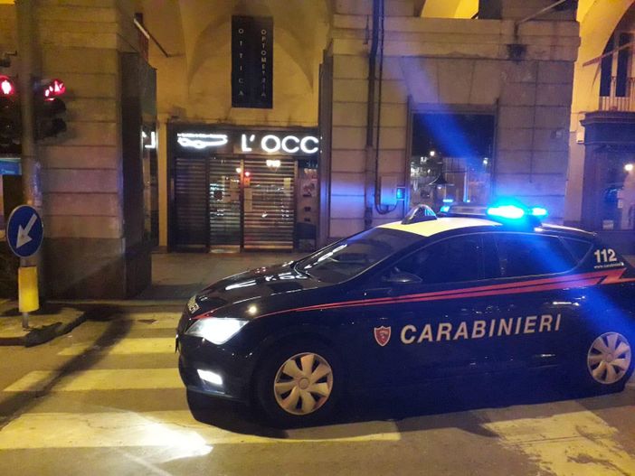 Pinerolo, 58enne rompe la vetrina di un'ottica e ruba cinque paia di occhiali: arrestato