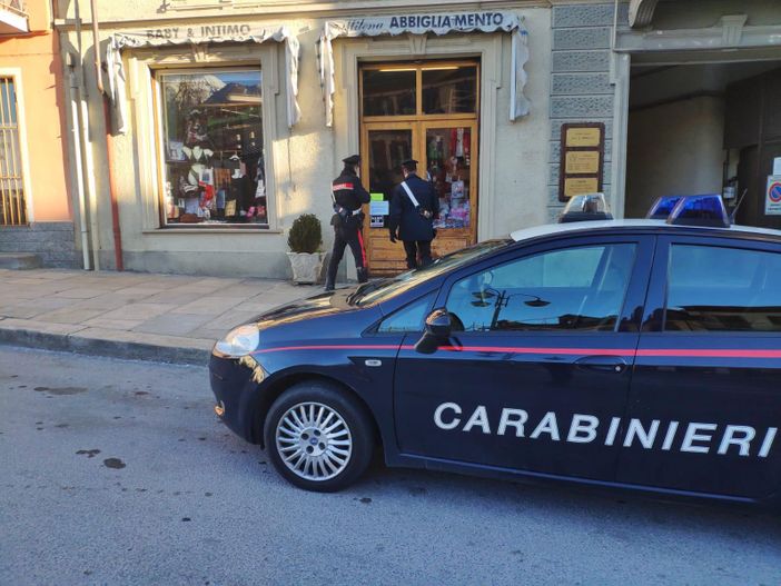 Aggredita e rapinata nel suo negozio a Bussoleno: "Volevo chiudere, ma i carabinieri mi hanno dato la forza di continuare" Aggredita e rapinata nel suo negozio a Bussoleno: "Volevo chiudere, ma i carabinieri mi hanno dato la forza di continuare"