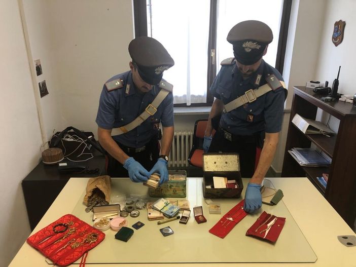 Saccheggiato negozio a Chialamberto, i carabinieri recuperano denaro e gioielli per oltre 75mila euro