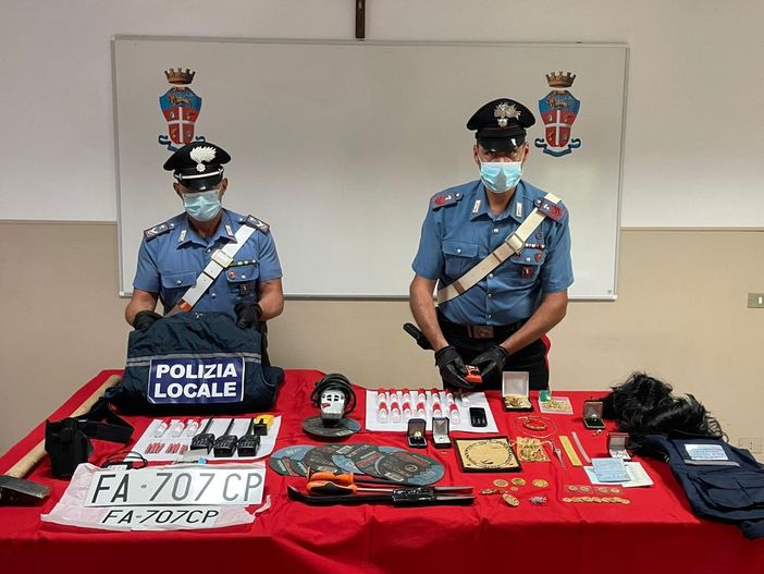 carabinieri con gioielli e denaro