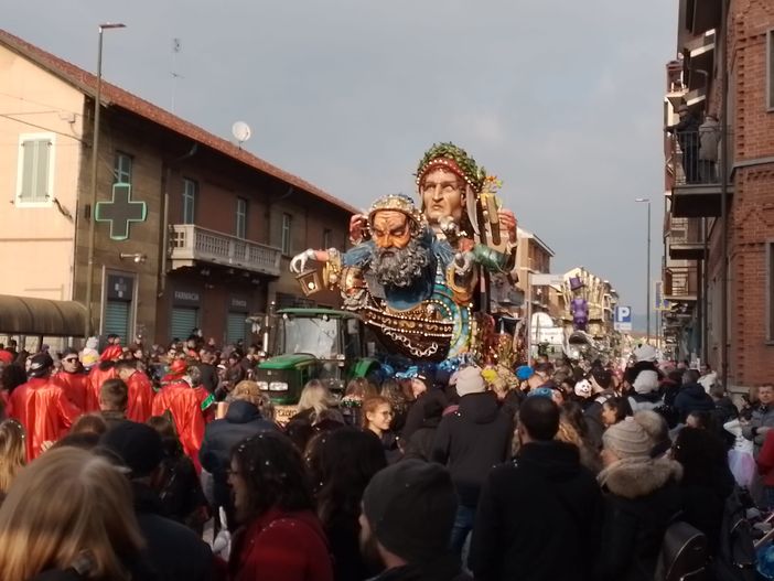 Nichelino invasa da migliaia di persone per la sfilati dei carri del Carnevale