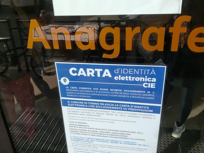 Torino, "bagarini" della carta identità elettronica: la Città li scopre e li blocca Torino, "bagarini" della carta identità elettronica: la Città li scopre e li blocca