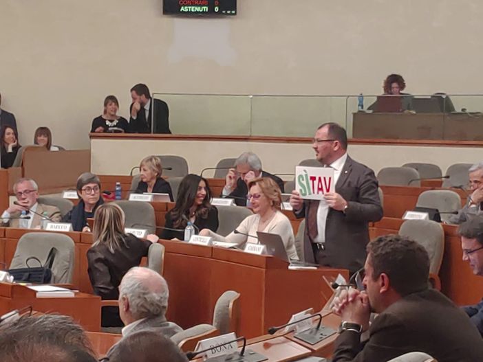 Tre consiglieri espongono cartelli "Sì Tav" durante la seduta: è bagarre in Consiglio regionale (VIDEO) Tre consiglieri espongono cartelli "Sì Tav" durante la seduta: è bagarre in Consiglio regionale (VIDEO)