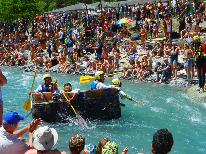 Il caldo scatena la voglia di barca: in cartone, attraverso i flutti della Carton RapidRace