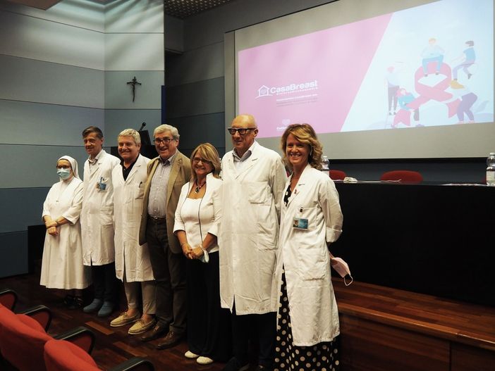 medici riuniti in un'aula magna