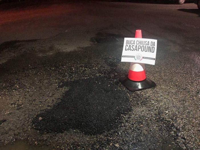 Strade dissestate a Verolengo: CasaPound “tappa” alcune buche Strade dissestate a Verolengo: CasaPound “tappa” alcune buche