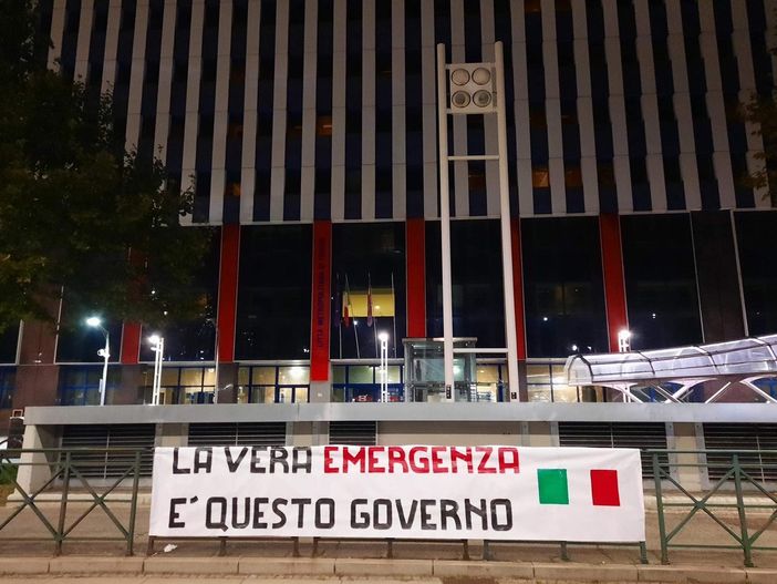 &quot;La vera emergenza è questo governo&quot;: anche a Torino striscioni contro l'esecutivo Conte