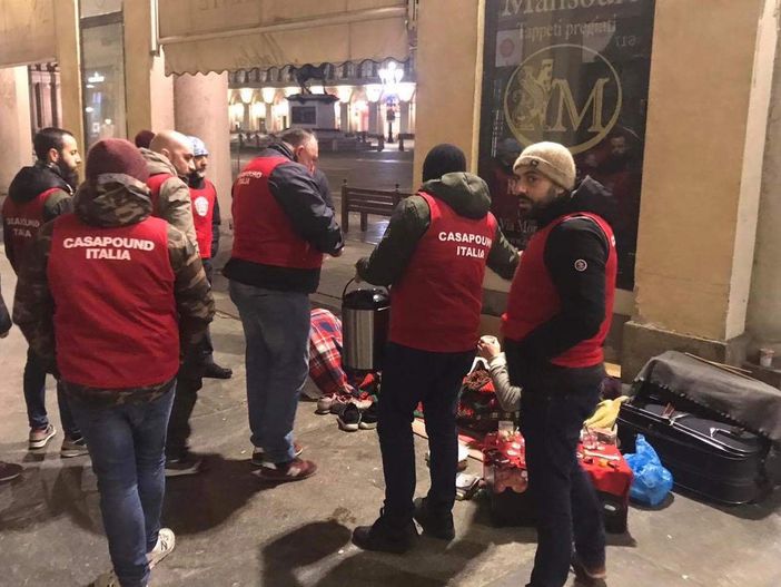 CasaPound in aiuto dei senzatetto: distribuite coperte e bevande calde