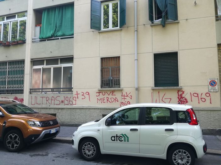 auto Atc davanti alle case popolari di via Poma