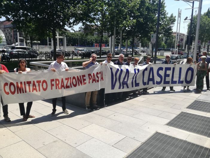 Casello di Beinasco, "ingorgo" di proteste sotto la Città Metropolitana (FOTO) Casello di Beinasco, "ingorgo" di proteste sotto la Città Metropolitana (FOTO)