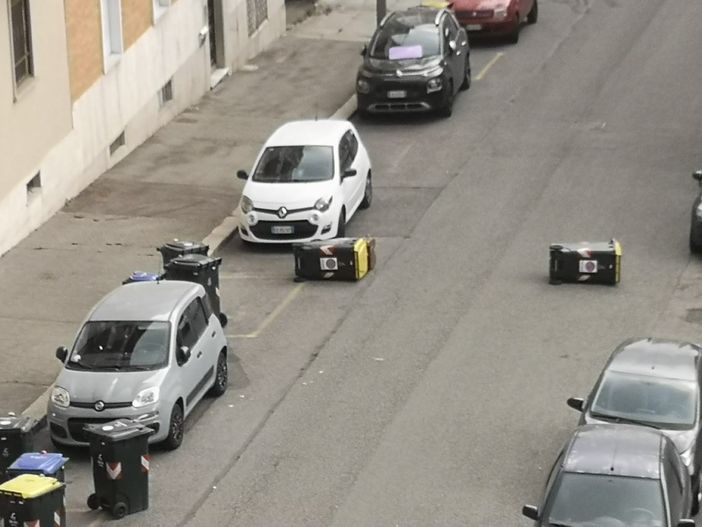 Forti raffiche di vento su Torino: cassonetti a terra e rumore continuo di allarmi