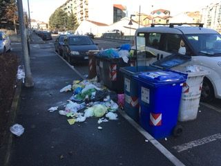 Cassonetti strabordanti e immondizia in strada a Moncalieri, botta e risposta tra lettori e il Covar14