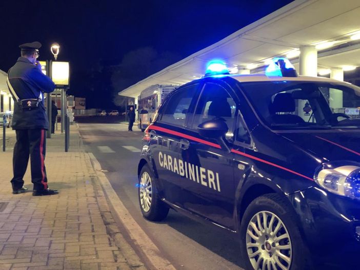 Aspettava i clienti alla fermata del bus: pusher in manette
