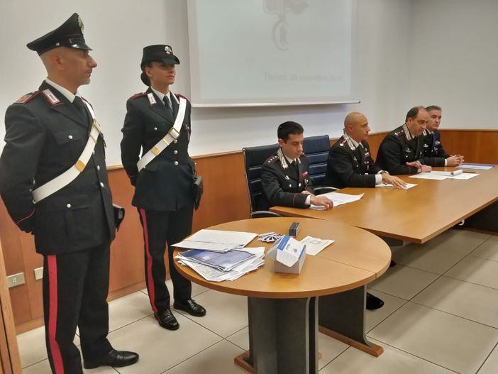 Immigrazione clandestina e falsi documenti per ottenere permessi di soggiorno: 4 arresti dei carabinieri Immigrazione clandestina e falsi documenti per ottenere permessi di soggiorno: 4 arresti dei carabinieri