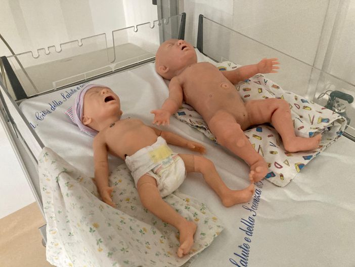 centro di simualazione con monitor e manichini