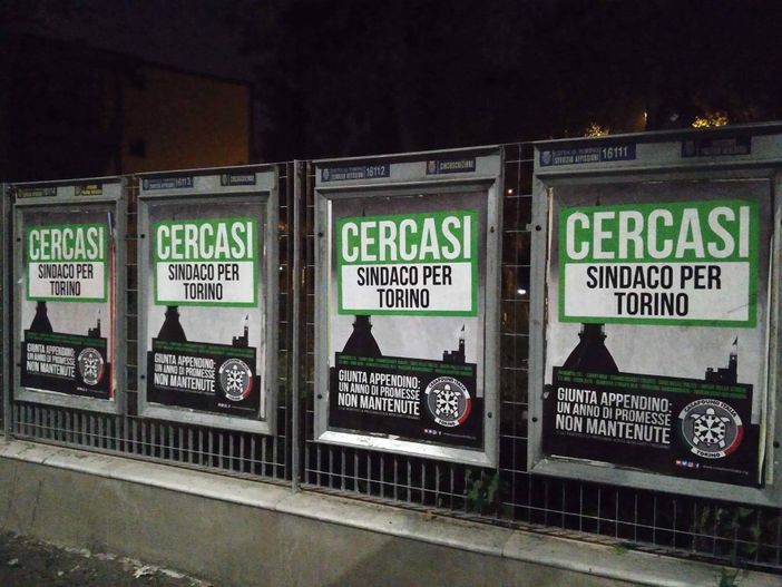 Casa Pound mette i manifesti in tutta la città: "Cercasi sindaco per Torino"