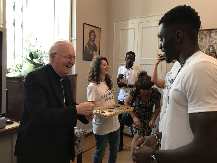 Presepe: anche l'arcivescovo Nosiglia prepara il &quot;suo&quot;, incontrando poveri e bisognosi