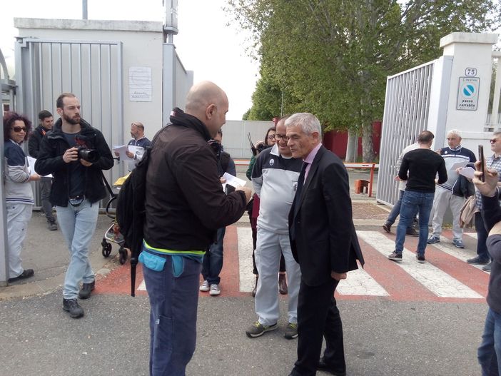 Chiamparino alla porta 2 di corso Tazzoli ignorato da molti operai Fca: &quot;30 anni fa sarebbe stato anche peggio&quot;