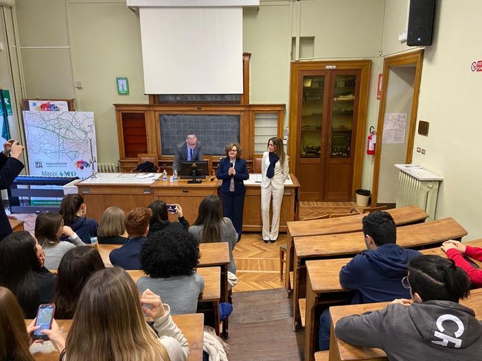 Voucher scuola, i sindacati attaccano l'assessore Chiorino: "Non ci possono essere studenti di serie A e di serie B" Voucher scuola, i sindacati attaccano l'assessore Chiorino: "Non ci possono essere studenti di serie A e di serie B"