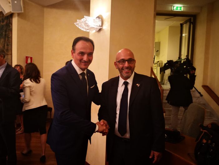 Insediato ufficialmente il Consiglio Regionale, Allasia nominato Presidente: "Sarà la legislatura dell'autonomia" Insediato ufficialmente il Consiglio Regionale, Allasia nominato Presidente: "Sarà la legislatura dell'autonomia"