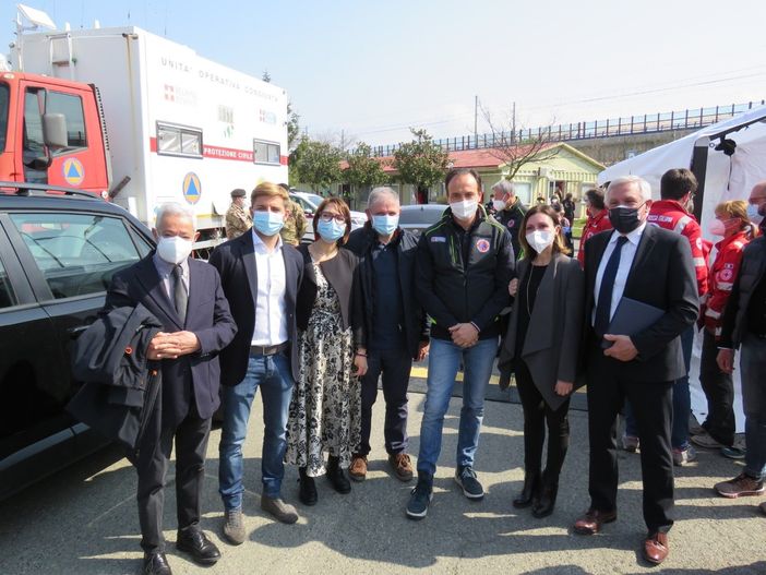 Alberto Cirio e persone intorno a lui si salutano dandosi il pugno Alberto Cirio e persone intorno a lui si salutano dandosi il pugno