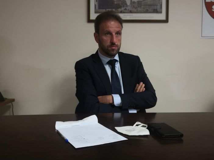 uomo seduto a un tavolo