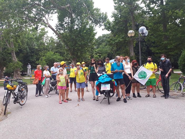 Duemila chilometri in bici, arriva a Torino il Clima Tour: una pedalata per parlare di ambiente