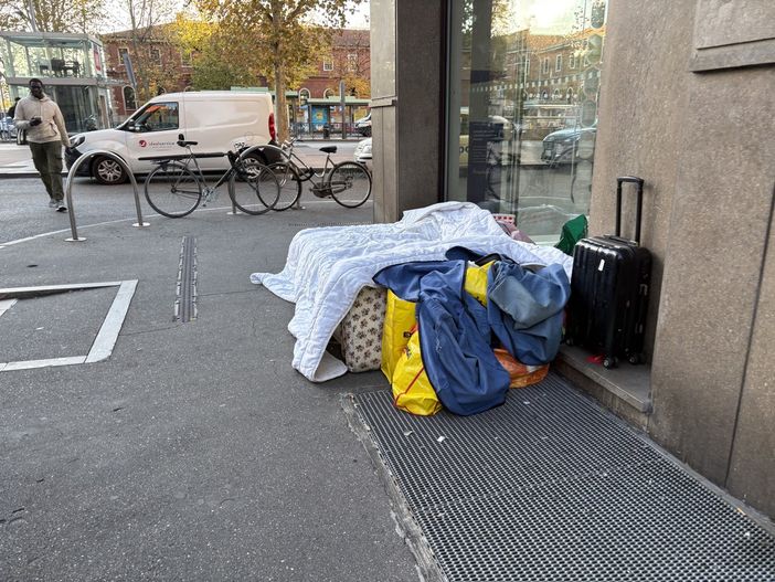 Clochard accampato davanti a una banca: “La nuova povertà che avanza”