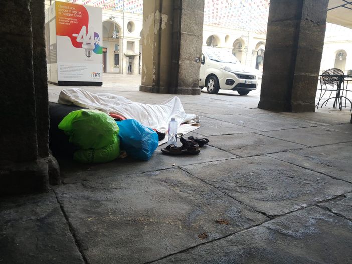 clochard sotto i portici del Comune di Torino clochard sotto i portici del Comune di Torino