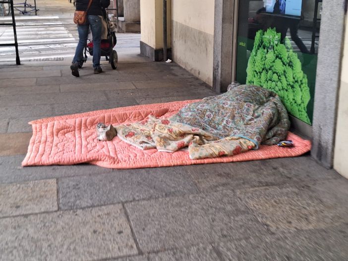 Il centro di Torino in balia del degrado: graffiti, sporcizia e senzatetto abbandonati