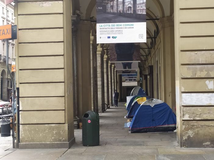 Clochard in sit-in dopo lo sfratto da piazza d'Armi, Schellino:"Per 9 trovata soluzione"