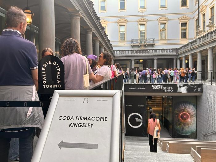 Strisce di colore sul pavimento di piazza San Carlo