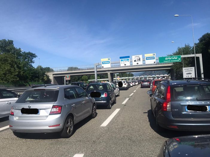 Code in autostrada e persone fatte scendere dai treni affollati: l'animato ferragosto dei torinesi