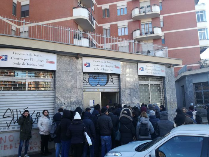 Una mattinata in coda fuori dal Centro per l'impiego tra attese, speranze e un po' di rabbia