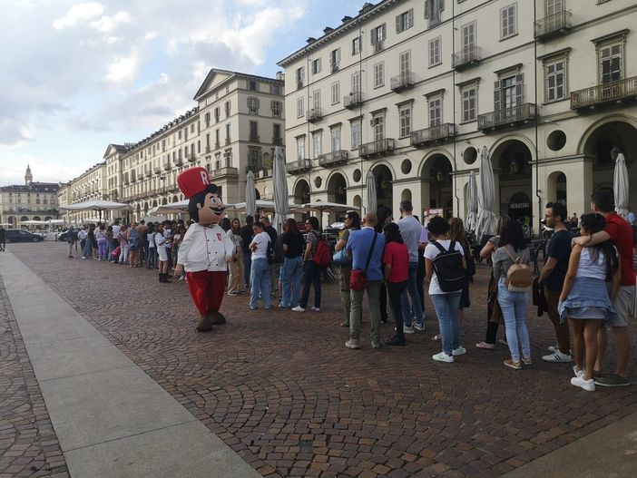 "Carbonara gratis" e in un attimo in piazza Vittorio si forma la coda